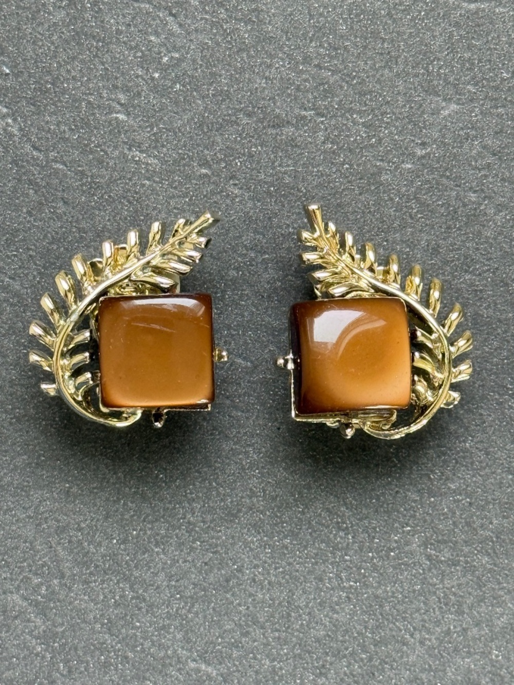 VINTAGE CORO Clip Floral Brown Thermoset Earrings Clip MCM